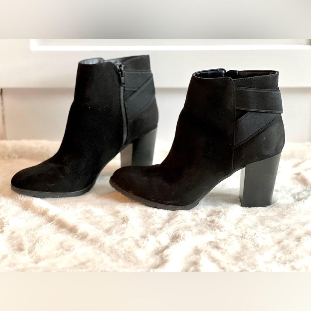 Very good condition sz 9.5 black booties, 3.5” heel, ankle buckle detail